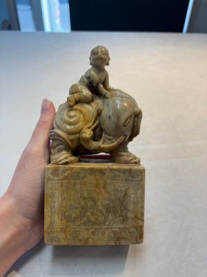 A Chinese soapstone carving of a boy riding an elephant, 20th C. — 照片 1