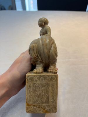 A Chinese soapstone carving of a boy riding an elephant, 20th C. — 照片 2