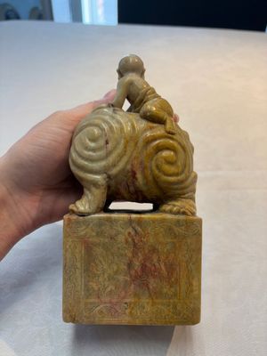 A Chinese soapstone carving of a boy riding an elephant, 20th C. — 照片 3
