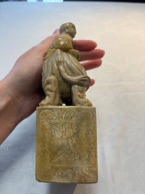 A Chinese soapstone carving of a boy riding an elephant, 20th C. — 照片 4