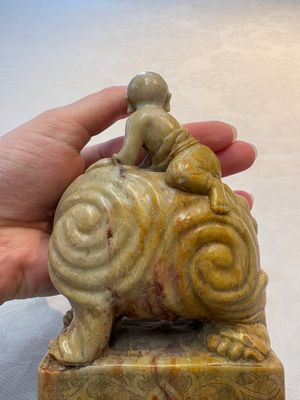 A Chinese soapstone carving of a boy riding an elephant, 20th C. — 照片 7