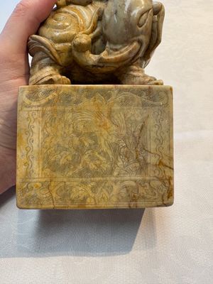 A Chinese soapstone carving of a boy riding an elephant, 20th C. — 照片 9