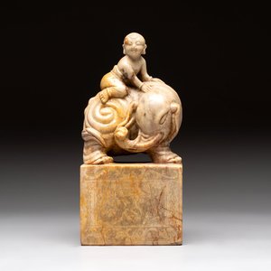 A Chinese soapstone carving of a boy riding an elephant, 20th C. — 照片 1