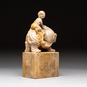 A Chinese soapstone carving of a boy riding an elephant, 20th C. — 照片 2