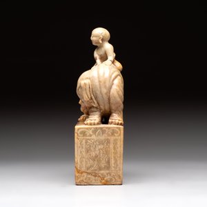 A Chinese soapstone carving of a boy riding an elephant, 20th C. — 照片 3