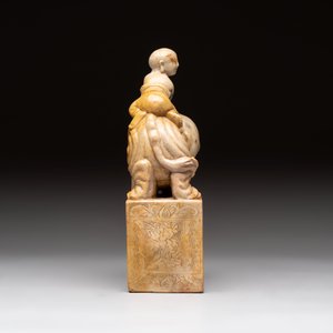 A Chinese soapstone carving of a boy riding an elephant, 20th C. — 照片 5