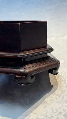 A Chinese soapstone-embellished hongmu 'Antiquities' box and cover, 19th C. — photo 11