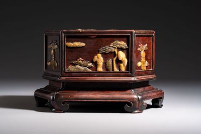 A Chinese soapstone-embellished hongmu 'Antiquities' box and cover, 19th C. — photo 2