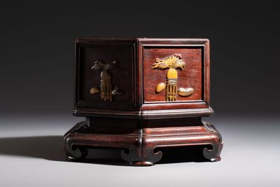 A Chinese soapstone-embellished hongmu 'Antiquities' box and cover, 19th C. — photo 3