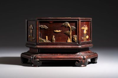 A Chinese soapstone-embellished hongmu 'Antiquities' box and cover, 19th C. — photo 4