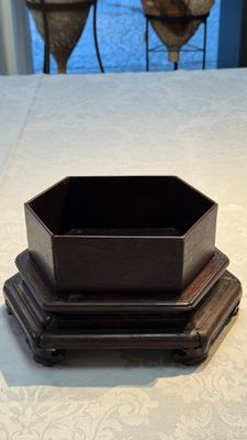 A Chinese soapstone-embellished hongmu 'Antiquities' box and cover, 19th C. — photo 9