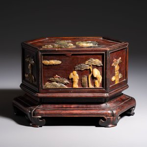 A Chinese soapstone-embellished hongmu 'Antiquities' box and cover, 19th C. — photo 1