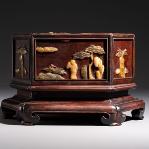 A Chinese soapstone-embellished hongmu 'Antiquities' box and cover, 19th C. — photo 2