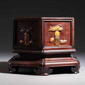 A Chinese soapstone-embellished hongmu 'Antiquities' box and cover, 19th C. — photo 3