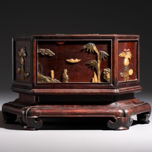 A Chinese soapstone-embellished hongmu 'Antiquities' box and cover, 19th C. — photo 4