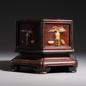 A Chinese soapstone-embellished hongmu 'Antiquities' box and cover, 19th C. — photo 5