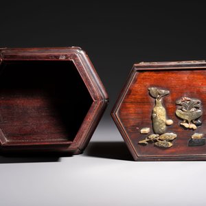 A Chinese soapstone-embellished hongmu 'Antiquities' box and cover, 19th C. — photo 6