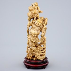 A Chinese soapstone figure of Buddha with laughing boys, 19/20th C. — photo 1