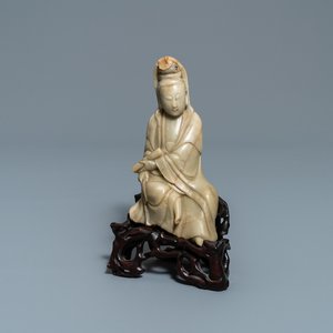 A Chinese soapstone figure of Guanyin on carved wooden stand, 19th C. — 照片 1