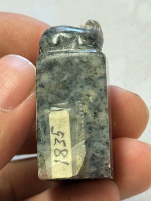 A Chinese soapstone seal with a carved mythical animal, inscribed Ying Hua Hong Bai Shang 樱花红陌上, 19/20th C. — photo 4