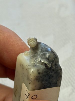 A Chinese soapstone seal with a carved mythical animal, inscribed Ying Hua Hong Bai Shang 樱花红陌上, 19/20th C. — photo 6