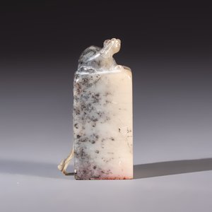 A Chinese soapstone seal with a carved mythical animal, inscribed Ying Hua Hong Bai Shang 樱花红陌上, 19/20th C. — photo 3