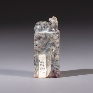 A Chinese soapstone seal with a carved mythical animal, inscribed Ying Hua Hong Bai Shang 樱花红陌上, 19/20th C. — photo 5
