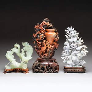 A Chinese soapstone vase with stand and two jadeite carvings on wooden stands, 19/20th C. — photo 1