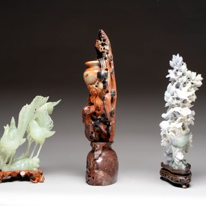 A Chinese soapstone vase with stand and two jadeite carvings on wooden stands, 19/20th C. — photo 2