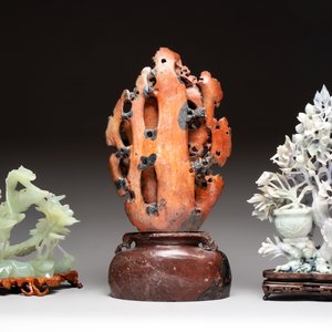 A Chinese soapstone vase with stand and two jadeite carvings on wooden stands, 19/20th C. — photo 3