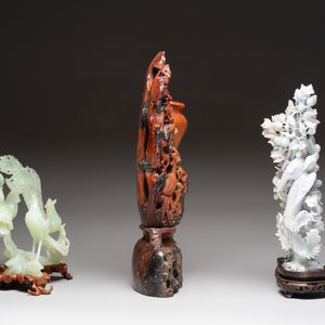 A Chinese soapstone vase with stand and two jadeite carvings on wooden stands, 19/20th C. — photo 4