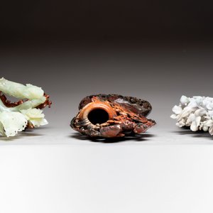 A Chinese soapstone vase with stand and two jadeite carvings on wooden stands, 19/20th C. — photo 5