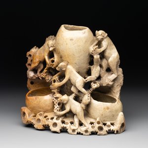 A Chinese soapstone water container with four monkeys, 20th C. — 照片 1
