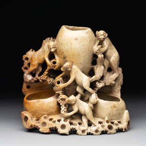 A Chinese soapstone water container with four monkeys, 20th C. — 照片 2