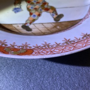 A Chinese 'South Sea Bubble' plate with the Commedia dell'arte figure Harlequin, Kangxi/Yongzheng — photo 3