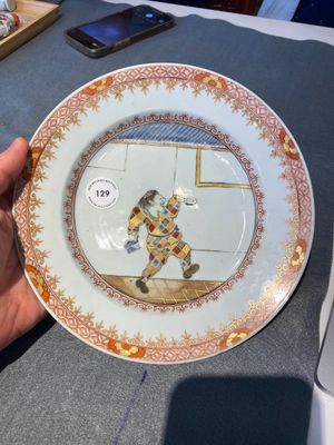 A Chinese 'South Sea Bubble' plate with the figure Harlequin from the Commedia dell'Arte, Kangxi/Yongzheng — 照片 1