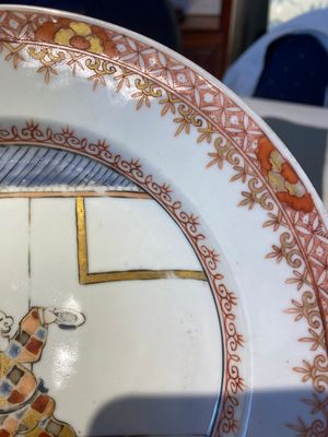 A Chinese 'South Sea Bubble' plate with the figure Harlequin from the Commedia dell'Arte, Kangxi/Yongzheng — 照片 3