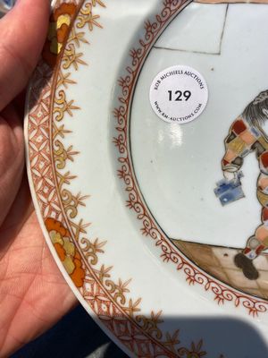 A Chinese 'South Sea Bubble' plate with the figure Harlequin from the Commedia dell'Arte, Kangxi/Yongzheng — 照片 4