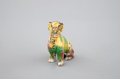 Un chien en porcelaine de Chine de type oeuf et épinards, Kangxi, ca. 1700