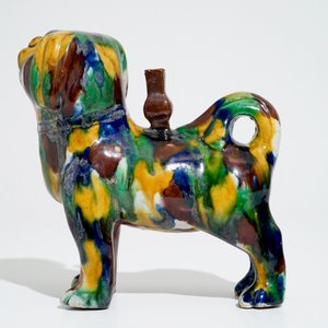 A Chinese spinach and egg glazed model of a dog on stand, 19th C. — photo 5