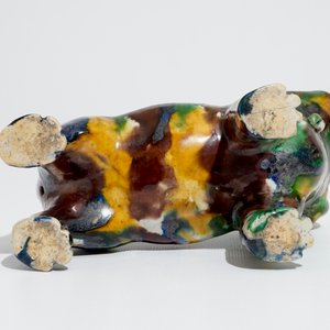 A Chinese spinach and egg glazed model of a dog on stand, 19th C. — photo 7