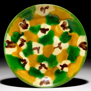 A Chinese spinach and egg glazed plate, 19th C. — photo 1