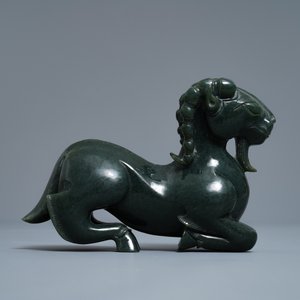 A Chinese spinach green jade model of a recumbent ram, 19/20th C. — 照片 2