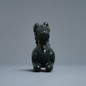 A Chinese spinach green jade model of a recumbent ram, 19/20th C. — 照片 3