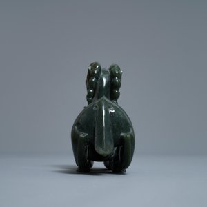 A Chinese spinach green jade model of a recumbent ram, 19/20th C. — 照片 5