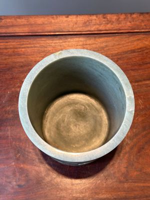 A Chinese spinach jade brush pot with relief design, 18th C. — 照片 5