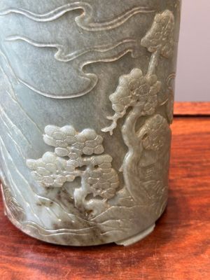 A Chinese spinach jade brush pot with relief design, 18th C. — 照片 6