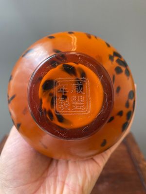 A Chinese spotted amber-coloured Peking glass bottle vase, Xianfeng mark and of the period — photo 5