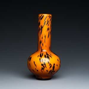 A Chinese spotted amber-coloured Peking glass bottle vase, Xianfeng mark and of the period — photo 2