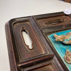 A Chinese square fahua 'Immortals' plaque mounted in a wooden table screen, Ming — 照片 27